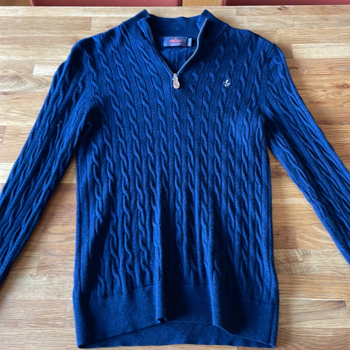 Morris mörklbå quaterzip stickad.