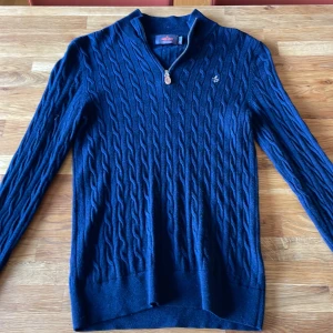 Morris mörklbå quaterzip stickad. - Säljer nu min mörkblå morris quaterzip från morris. Fint skick inga hål eller fläckar. Sitter rätt litet. Merinoull.