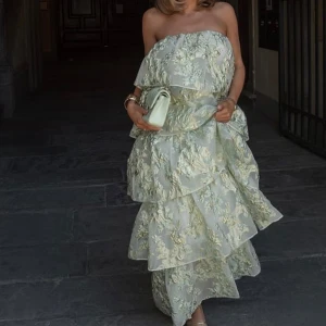 Balklänning  - Jättefin blommig långklänning från Lovisa Wallin kollektion med Nakd🌸 helt slutsåld ! Perfekt till sommaren, bal och bröllop!💕 Säljer då 32 passade bättre för mig ( min vanliga storlek på nakd kläder) . Helt oanvänd och prislapp kvar . Pris kan diskuteras, så skiv prisförslag