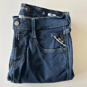 Mörkblå jeans från Replay - Snygga mörkblå jeans från Replay i modellen Anbass. Jeansen e knappt använda och i bra skick!