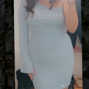 Ljusblå klänning - Snygg ljusblå klänning med en tight passform och lång ärm. Perfekt för sommaren!