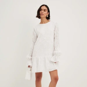 Vit sommarklänning - Säljer denna fina sommarklänning från NAKD som är helt oanvänd med prislapp. Perfekt till student, konfirmation eller liknande. Puffiga ärmar, fina blomdetaljer och urringning i ryggen 🥰Storlek 34 men passar 36-38 skulle jag säga då den är lite större i storleken. Nypris 700 kr.