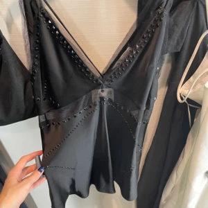 Svart linne med spetsdetaljer - Snyggt svart linne med smala axelband och spetsdetaljer från zara🫶🏼i fint skick 