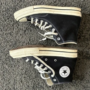 Svarta Converse Chunk Taylor All Stars  - Med en enkel rengöring så ser dem som nya ut. 