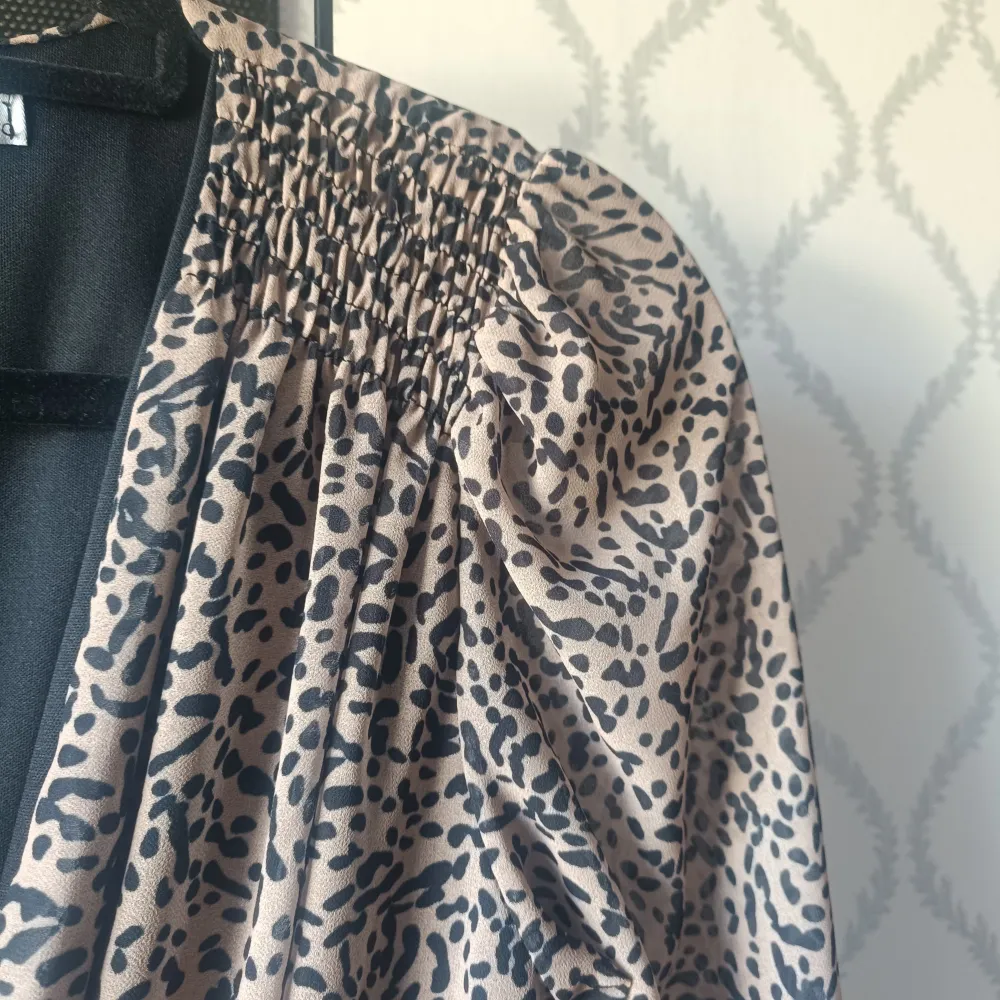 Snygg leopardmönstrad klänning. Resår i midjan och ärmarna. Använd ändast 1 gång. Pris kan diskuteras!! . Mekot.