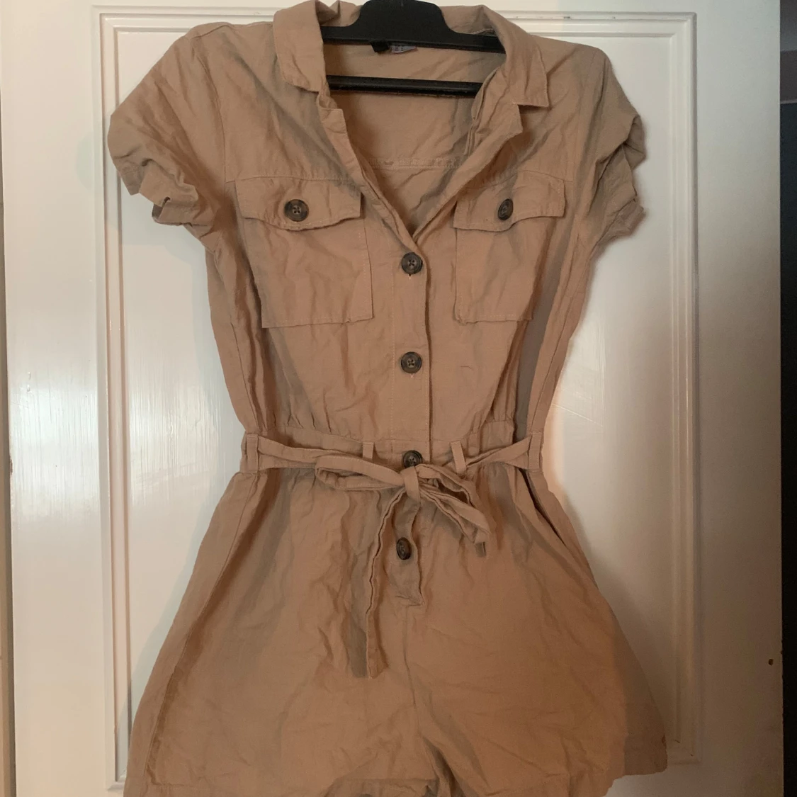 Beige jumpsuit med knappar