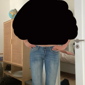 Blå jeans - Snygga jeans som ej säljs längre. tyvärr är de försmå och förkorta för mig. Midjemått:  36,5 cm innerbenslängd: 78 cm. Hör av er vid frågor! ❤️ gylfens dragkedja är lite sönder, men funkar fof att stänga som vanligt. (Kolla sista bild)🥰