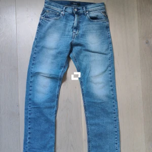 Blå jeans från Replay - 158 cm - Snygga blå jeans från Replay med en klassisk femficksdesign och dragkedja. Jeansen har en lätt tvättad look och är perfekta för en avslappnad stil.