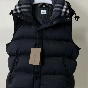 Burberry Jacka/Väst - Hej, säljer min burberry jacka som har avtagbara armar och kan bli en väst. Den är i nytt skicka och knappt andvänd. Sitter som en Stor M typ.