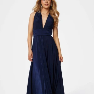 GODDIVA Multi Tie Maxi Dress - Jag säljer nu min älskade balklänning, en marinblå långklänning med djup v-ringning som kan knytas på olika sätt! Endast använd 1 gång så den är i jätte bra skick, jag har även sytt upp den för o passa mig som är 160 +klackar! Perfekt nu till bal säsongen😍😍 ‼️PRIS KAN DISKUTERAS ‼️