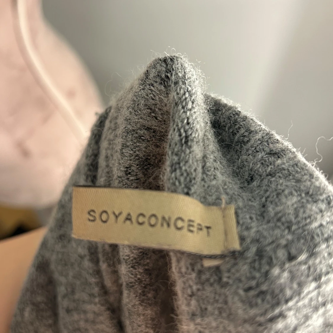 Grå stickad tröja från Soyaconcept - 2