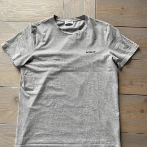 Dondup T-shirt - Grå Dondup T-shirt i strl L. Jättebra skick, bra i storleken, inga defekter hör av er vid frågor och funderingar!