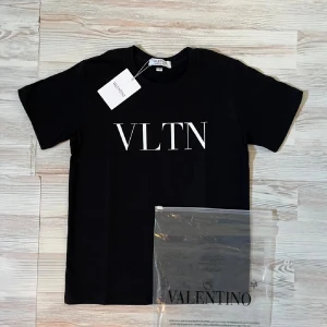 Valentino T-shirt - En svart t-shirt från Valentino med VLTN-tryck i vitt på framsidan. Pris 749kr kom gärna med prisförslag ⛱️⛱️