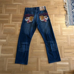 Ed Hardy Broderade Jeans 30/32 - 30/32, bra skick för sin ålder. Riktigt fresh men lite skrynkliga från förvaring. Big recommend, inga returer men pris kan diskuteras. Kom DM vid mer info🤝