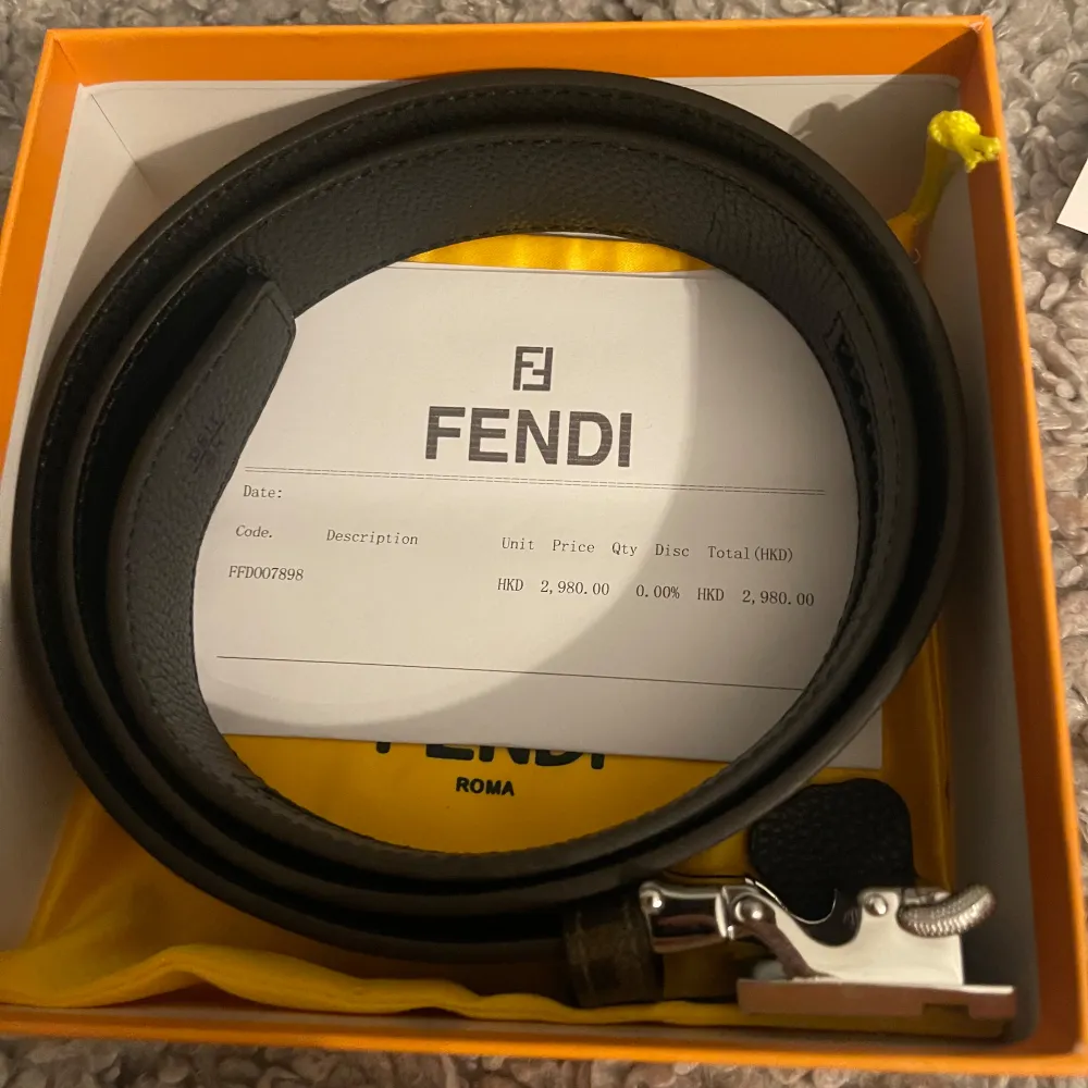 Säljer ett stilrent svart bälte från Fendi med en elegant silverfärgad spänne. Bältet kommer i originalförpackning med tillhörande gul påse och certifikat. Perfekt för att lyfta vilken outfit som helst.. Muu.
