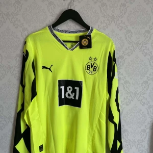 Dortmund 24/25 Adeyemi  - Dortmund 24/25 Adeyemi tröja, med inspiration från 19-talet. Helt ny med prislapp kvar. Storlek S