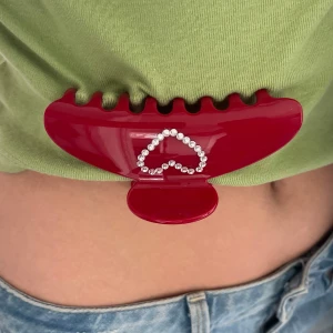 Jättesöt klämma🍓🍓💝 - Intressekoll på min favvo klämma som e såååå fin och som jag har gjort själv med diamanterna❤️❤️❤️❤️☺️är osäker om jag vill sälja så skriv om ni är intresserade så kan pris diskuteras❤️🥰🥰☺️🫶