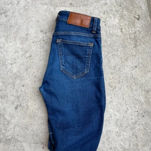 Blå jeans från Tiger of Sweden  - Snygga blå jeans från tiger of Sweden , tillverkade i Italien. Om du har några frågor så tveka inte på att höra av dig.