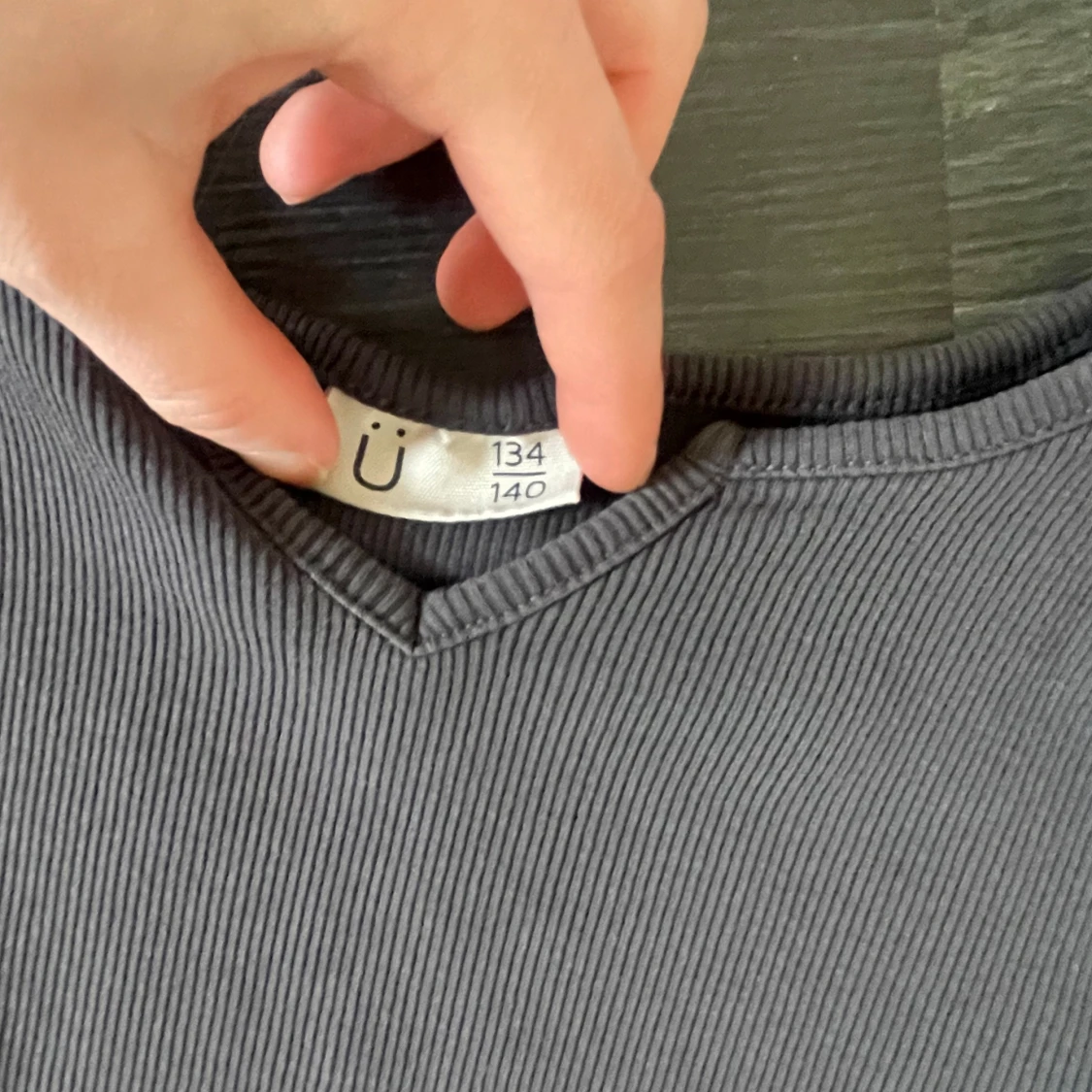 Grå ribbad topp med v-ringning - 2