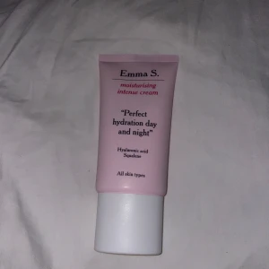 Moisturising Intense Cream från Emma S. - Fuktgivande kräm för dag och natt med hyaluronsyra och squalane. Passar alla hudtyper och ger perfekt återfuktning. Helt oanvänd! 