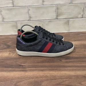 Gucci Ace Skor - Gucci Ace Skor | Skicket är 9,5/10 - Storlek 42- Nypris 7499kr - Vårt pris 2849, skorna är i väldigt bra skick, enda är lite deffekt på Gucci loggan på hälarna annars är dom nya. Endast skor ingår, skorna är sälfallet äkta! Pris KAN diskuteras ! Tv