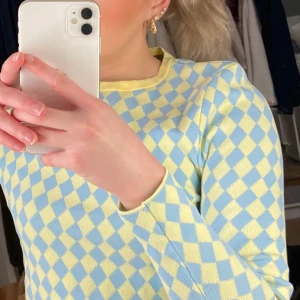 Rutig tröja  - Snygg tröja från zara använd någon enstaka gång!!🍓🍓🍓