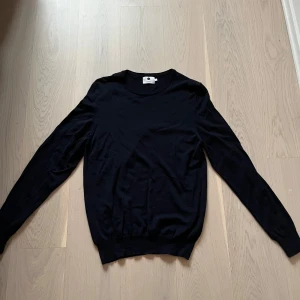 Svart tröja från NNo7 - Säljer en stilren svart tröja från nno7Tröjan har en klassisk design med rund hals och långa ärmar. Perfekt för en minimalistisk look.