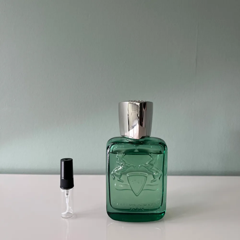 Bundlen innehåller ett 1ml sample av följande parfymer: Louis Vuitton Pacific Chill, Xerjoff Torino 21, Parfums de Marly Greenley och Parfums de Marly Percival. Alla parfymer är riktigt bra och lyxiga sommardoftar. Totalt 4 ml parfym.. Perfume.