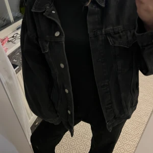 Svart oversized jeansjacka - Säljer denna svarta jeansjackan, storlek S☺️☺️