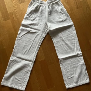 Vita linnebyxor från Lindex  - I jätte fint skick utan defekter. Skriv för fler bilder.