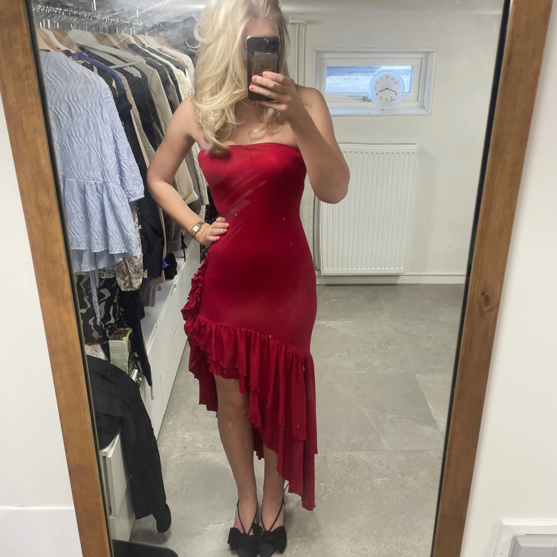 Vinröd axelbandslös balklänning