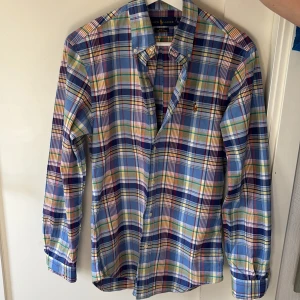 Rutig skjorta från Ralph Lauren - Säljer en snygg rutig skjorta från Ralph Lauren i blått, grönt, rött och gult. Nypris 1900 kr 