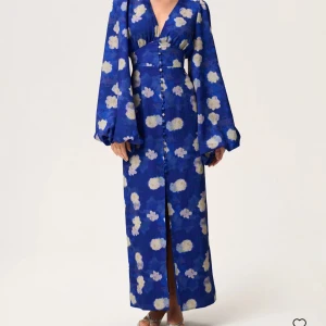 ADOORE - Säljer denna otroliga långklänning från ADOORE. Den är helt ny med prislapp kvar. Säljer på grund av att jag inte hade koll på Adoores returvillkor. Säljer för 100 kr billigare än på Adoores egna sida, för att det ska bli värt att köpa av mig istället. Hör gärna av er om ni har frågor. Storlek 40 motsvarar mer stolek M.