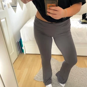 Grå mjukisbyxor från 157 - Säljer ett par grå mjukisbyxor från 157. Byxorna har en loose passform och är tillverkade i ett mjukt material som ger en bekväm känsla. Perfekta för en avslappnad dag hemma eller lättare aktiviteter.