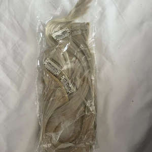 Clips löshår i blont - Säljer Clips löshår i färgen ljus blond
