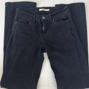 Low waist bootcut jeans Levis  - Säljer ett par svarta low waist jeans från Levis då dom är väldigt korta på mig. Aldrig använda men en äldre modell. Skriv för fler bilder eller frågor❣️