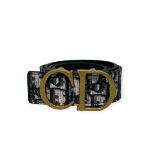 Christian dior bälte - Helt ny CD bälte. Oanvänd. Fraktar inom 24 timmar. Bästa kvalité ute på marknaden. Pris kan diskuteras vid köp. Storlek 110cm