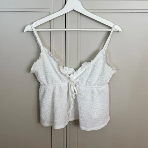 Vit topp  - Så fin vit topp i storlek S. Kan tyvärr inte skicka bild med hur den sitter på då den inte passar mig💗