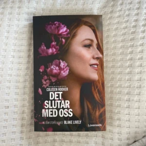 Det slutar med oss - En gripande och känslosam roman om kärlek, val och mod. Perfekt för dig som gillar starka berättelser och vill läsa något som berör på djupet. Boken har blivit en stor succé och nu även filmatiserad med Blake Lively. Helt oanvänd då jag fick den i present men har redan läst samma på engelska❤️