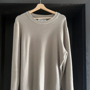Beige  tröja från Samsøe Samsøe - Tröja från Samsoe Samsoe i storlek L. Nypris 1000 kr
