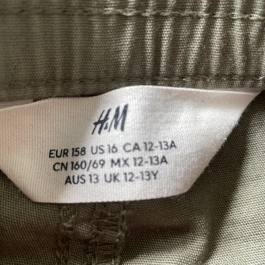 Olivgröna cargobyxor från H&M - 2