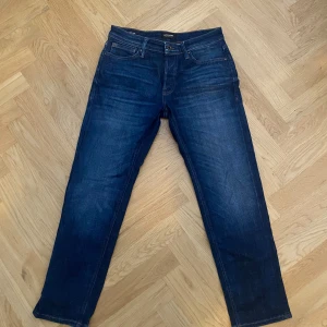 Jack & Jones Mike tapered jeans  - Mörkblå tapered fit jeans från Jack & Jones i storlek 29/30, endast använda ett fåtal gånger 