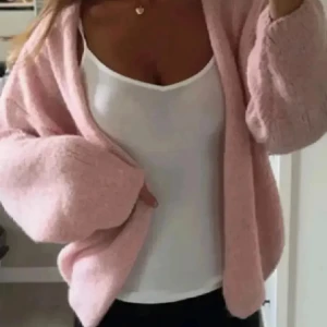 Stickad Rosa Lindex kofta  - Helt ny, aldrig använd. Säljer för att den aldrig använts och använder ej 💗