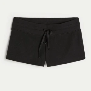 Hollister mjukis shorts - Jätte fina Lågmidjade korta shorts. Gosigt material. Köptes för ungefär 300 kr. Storlek xxs men som xs. 