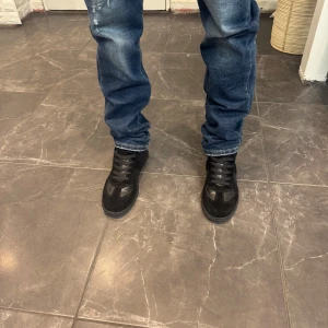 Svarta sneakers Maison Margiela - Snygga svarta sneakers från Maison Margiela med klassisk låg siluett. Skorna har en mix av mocka och skinn, jag har använt dom en gång och vill bli av med dom, priset kan diskuteras.