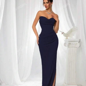 Marinblå axelbandslös långklänning - Snygg marinblå långklänning med axelbandslös design och figurnära passform. Klänningen har en elegant slits framtill och snörning i ryggen för extra detalj. Perfekt för dig som vill sticka ut med en stilren och sofistikerad look. Använd en bal. Nypris 600-700