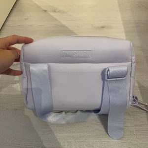 Gymshark mini holdall bag - Som ny! Enfast använd max2ggr, köpt för ca en månad sedan men säljer då den inte längre kommer till användning 