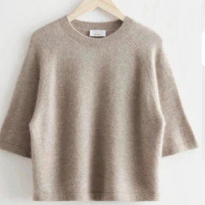 Beige stickad tröja med kort ärm från & Other Stories - Otroligt snygg stickad tröja
