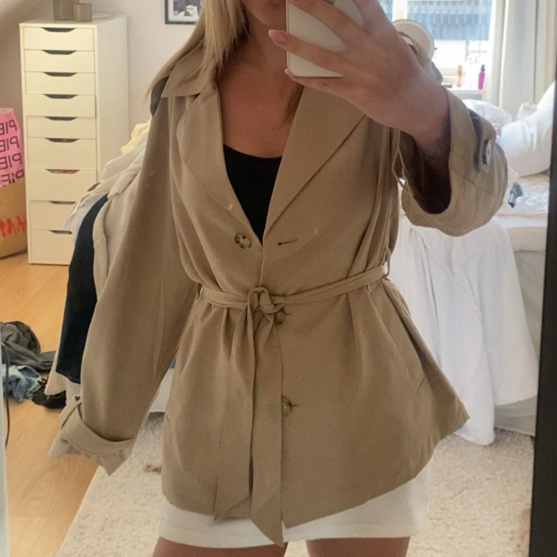 Beige trenchcoat med bälte