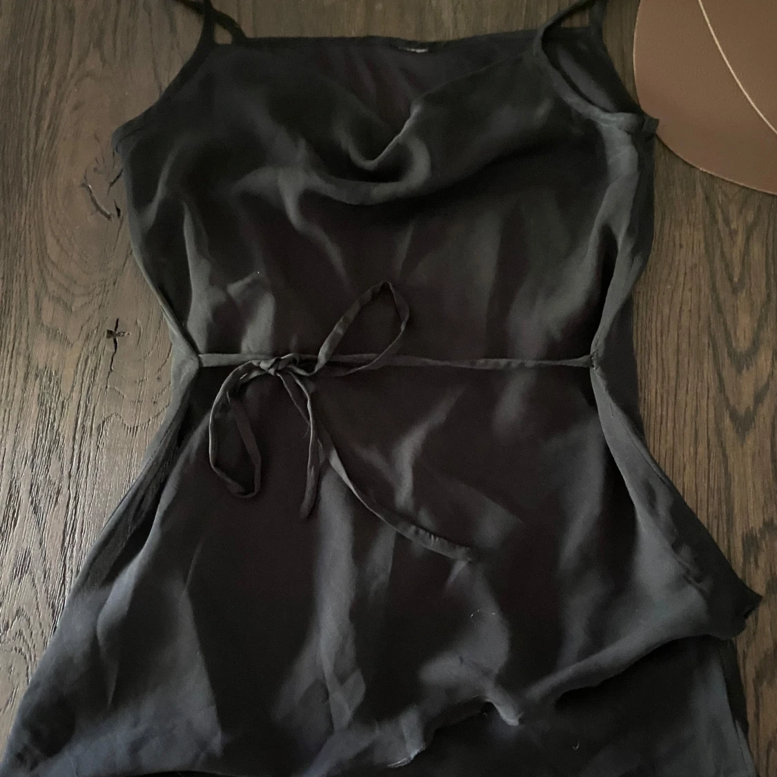 Svart linnetopp med knytband - 1